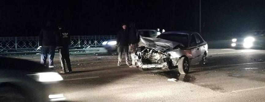 На неосвещенном шоссе Авиаторов в Волгограде произошла двойная авария
