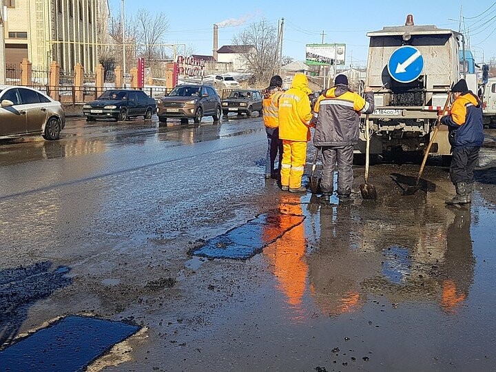  2 тысячи квадратных метров асфальтобетона уложили в ямы дорожники в Волгограде