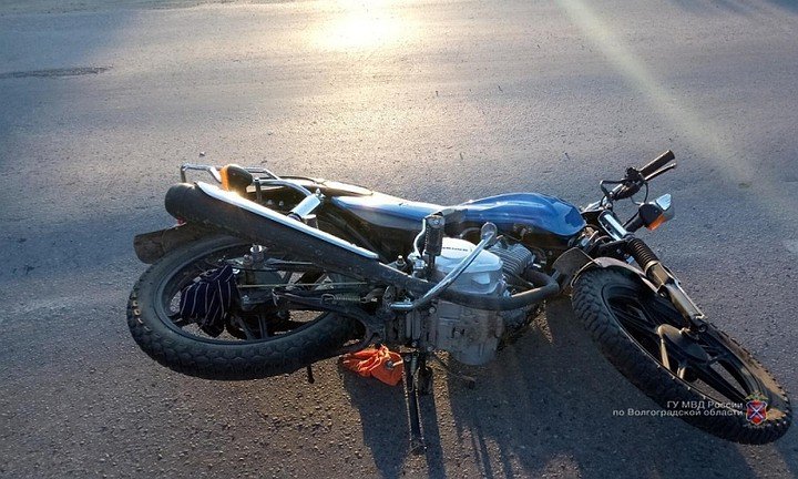 Под Волгоградом двух подростков на мотоцикле сбил пенсионер на «Ладе», фото-1