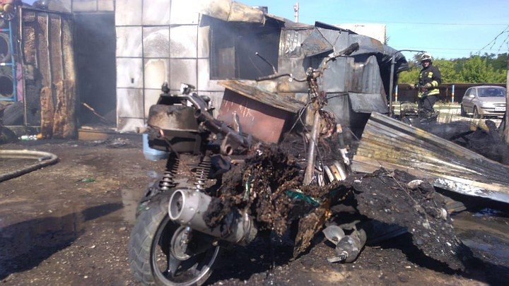 Шиномонтажная мастерская сгорела в Волгограде , фото-1