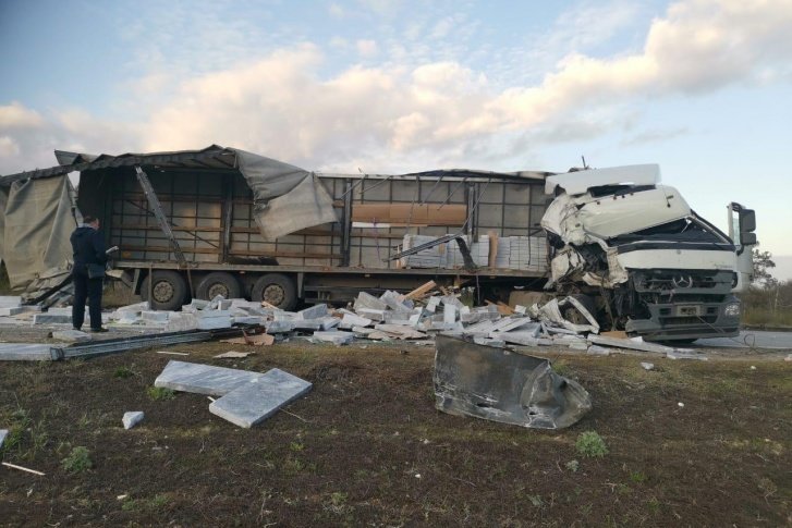 Под Волгоградом в массовой аварии столкнулись  два грузовика и «двенадцатая» из Саратова
