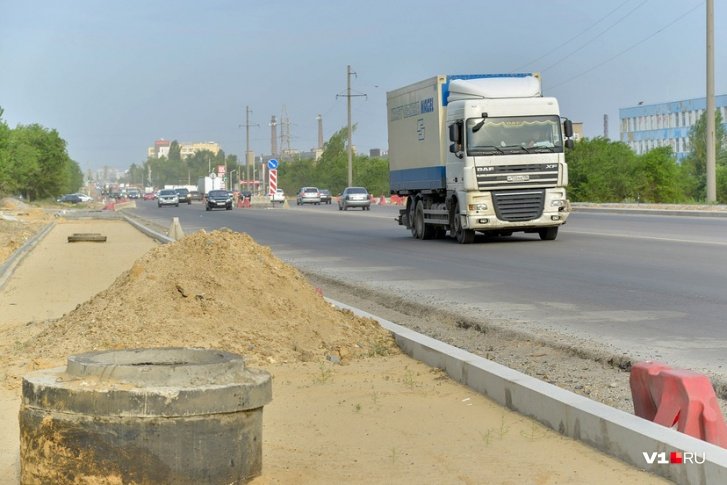 В Волгограде заплатят два миллиона подрядчику за аккуратный полив деревьев на шоссе Авиаторов