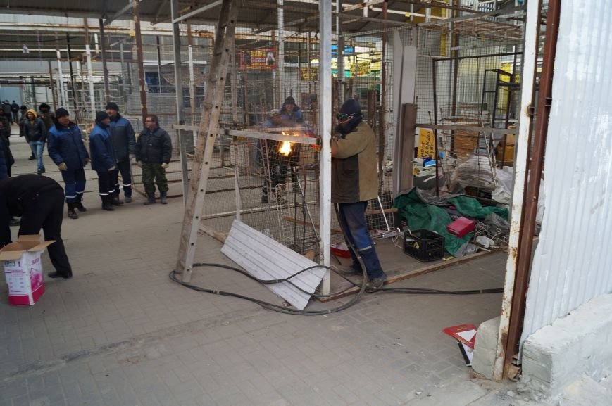 На Тракторозаводском рынке сносят незаконные постройки, фото-4