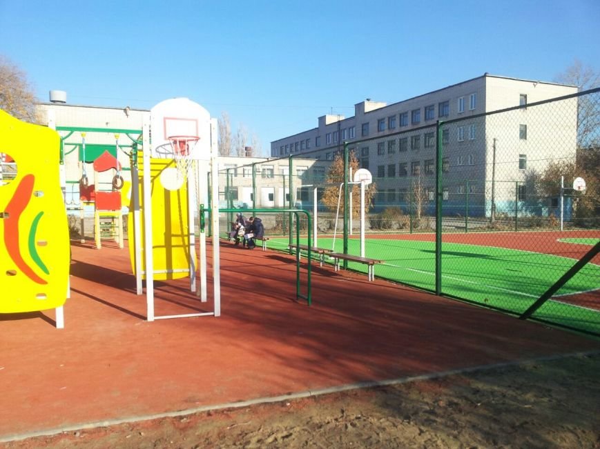 Елена Исинбаева открыла спортплощадку для детей в Волгограде (фото) - фото 1