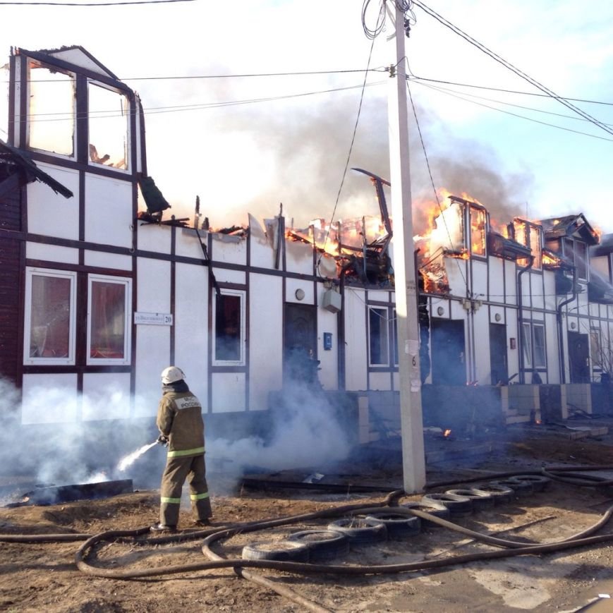В Волгограде сгорел двухэтажный жилой дом, фото-1