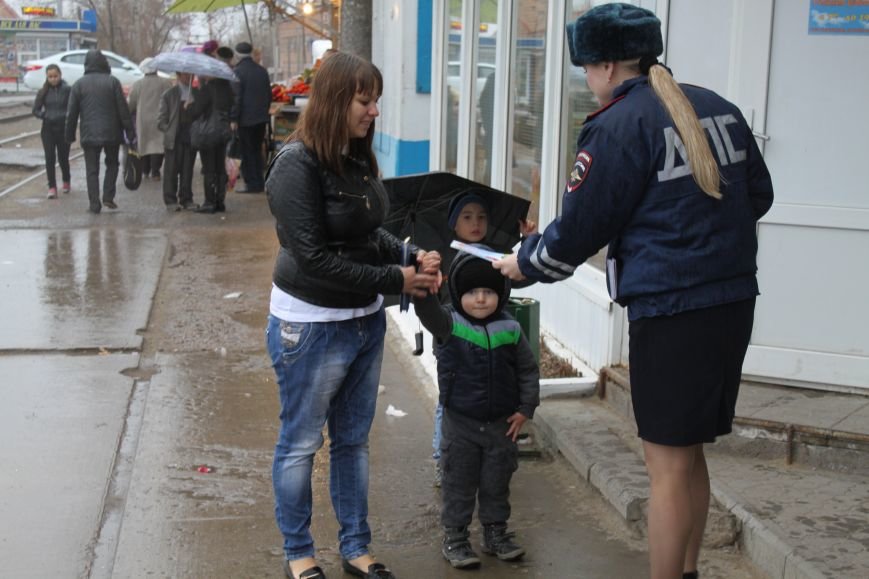 Волгоградские полицейские в очередной раз напомнили детям и родителям о безопасности, фото-3
