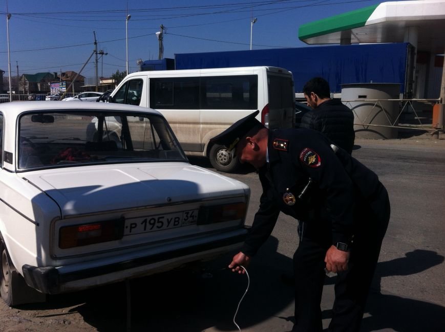 Волгоградские полицейские осмотрели опасный груз и измерили дым, фото-4