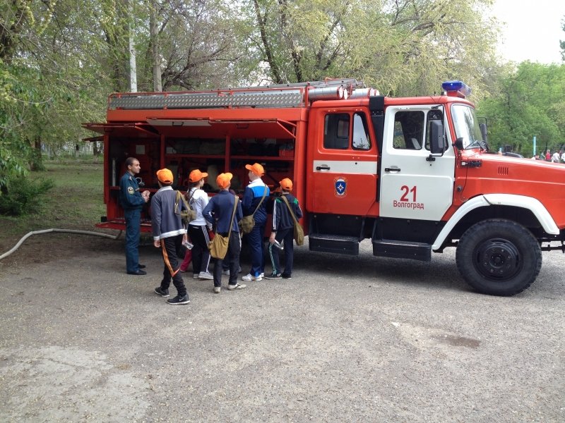 Перед летними каникулами школьники побывали на экскурсии у волгоградских пожарных, фото-4