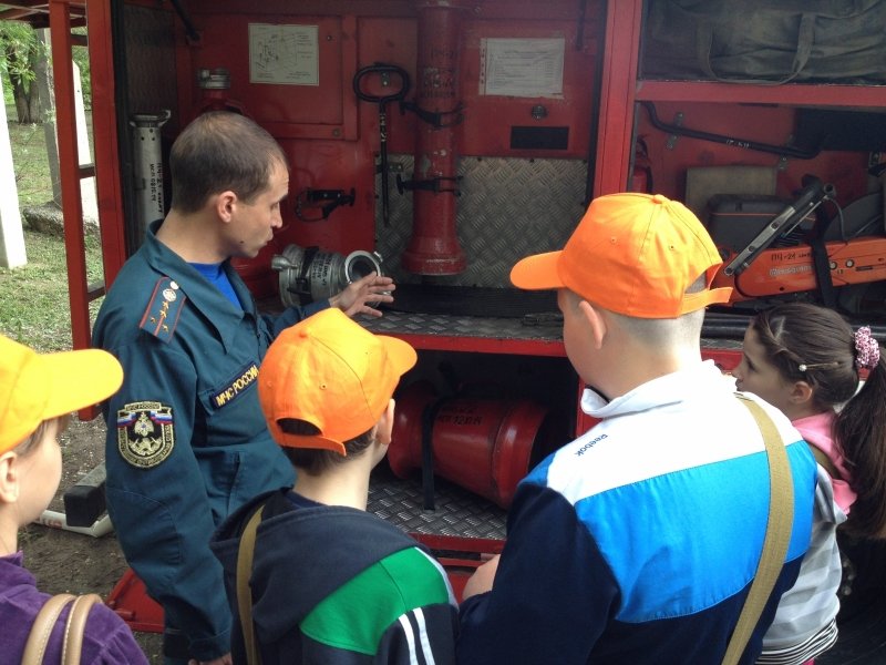 Перед летними каникулами школьники побывали на экскурсии у волгоградских пожарных, фото-1