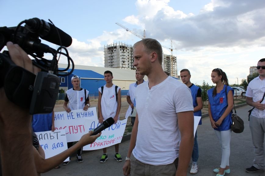 В Волгограде молодгвардейцы боролись против дорожного «киселя» (фото) - фото 1