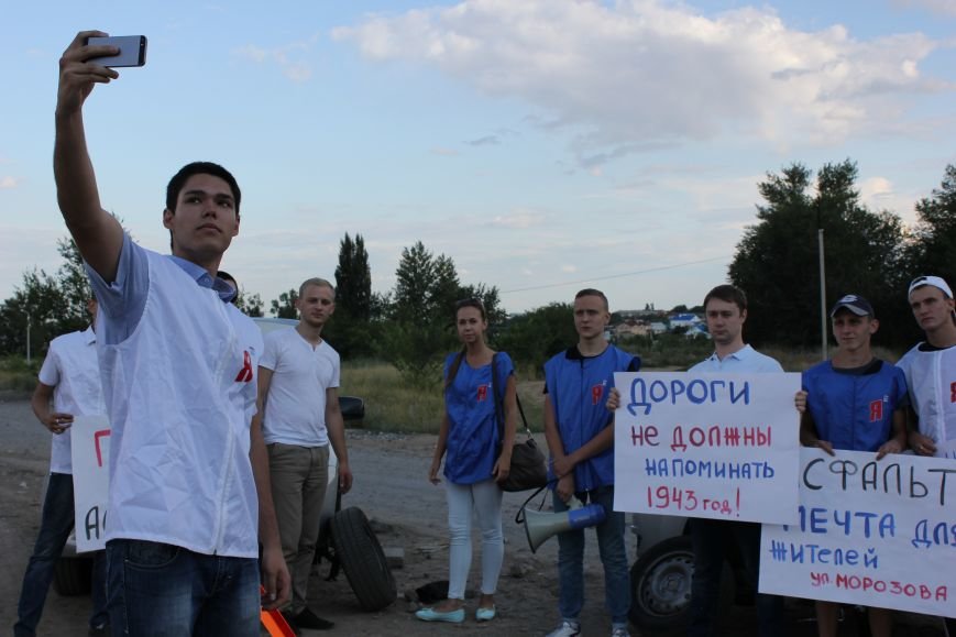 В Волгограде молодгвардейцы боролись против дорожного «киселя» (фото) - фото 1