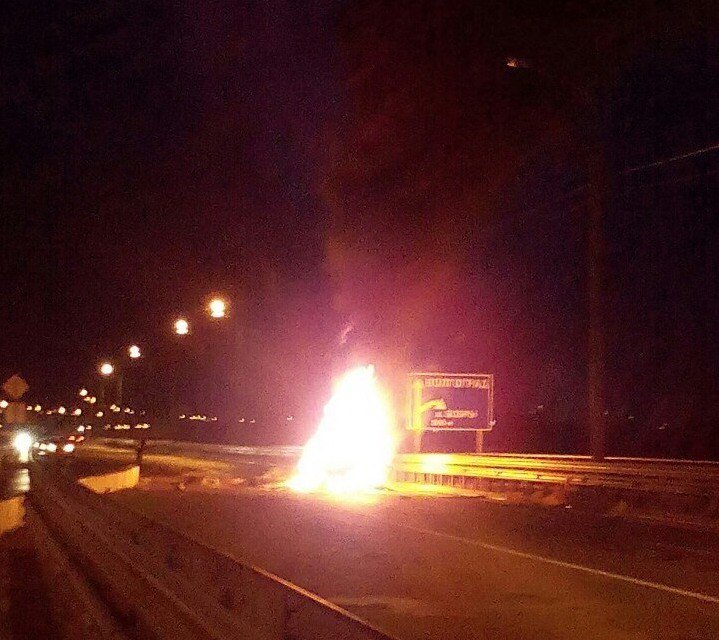 В Волгограде на «танцующем мосту» разбился и сгорел «Опель Омега», фото-2
