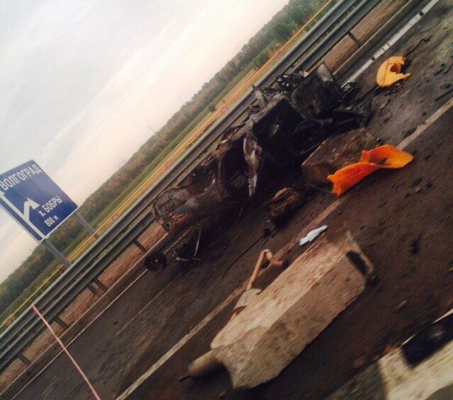 В Волгограде на «танцующем мосту» разбился и згаорелся «Опель Омега» (фото) - фото 1