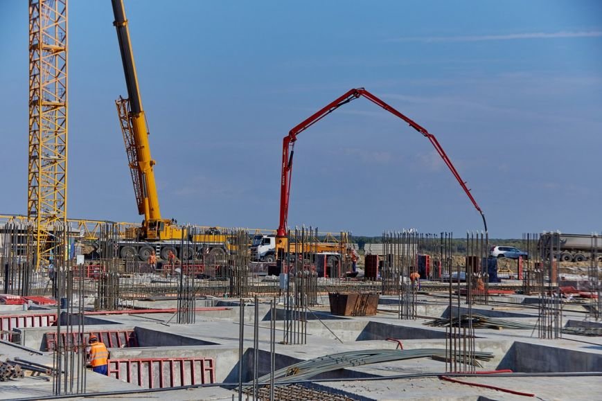 На будущем Волгоградском стадионе началось возведение вертикальных конструкций (фото) - фото 2