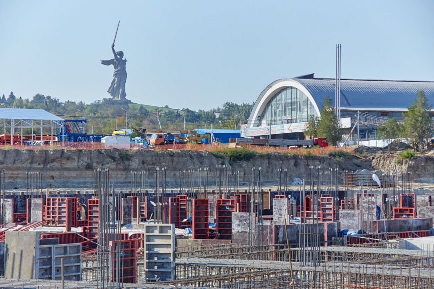 На будущем Волгоградском стадионе началось возведение вертикальных конструкций (фото) - фото 3