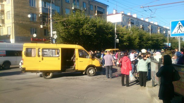 В Волгограде у Торгушки в аварию попала маршрутка: есть пострадавшие, фото-1